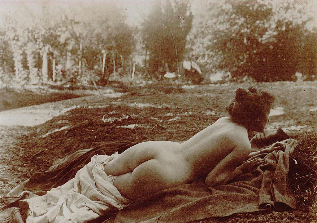 Madame Ernest Marché posant nue dans la campagne_0
